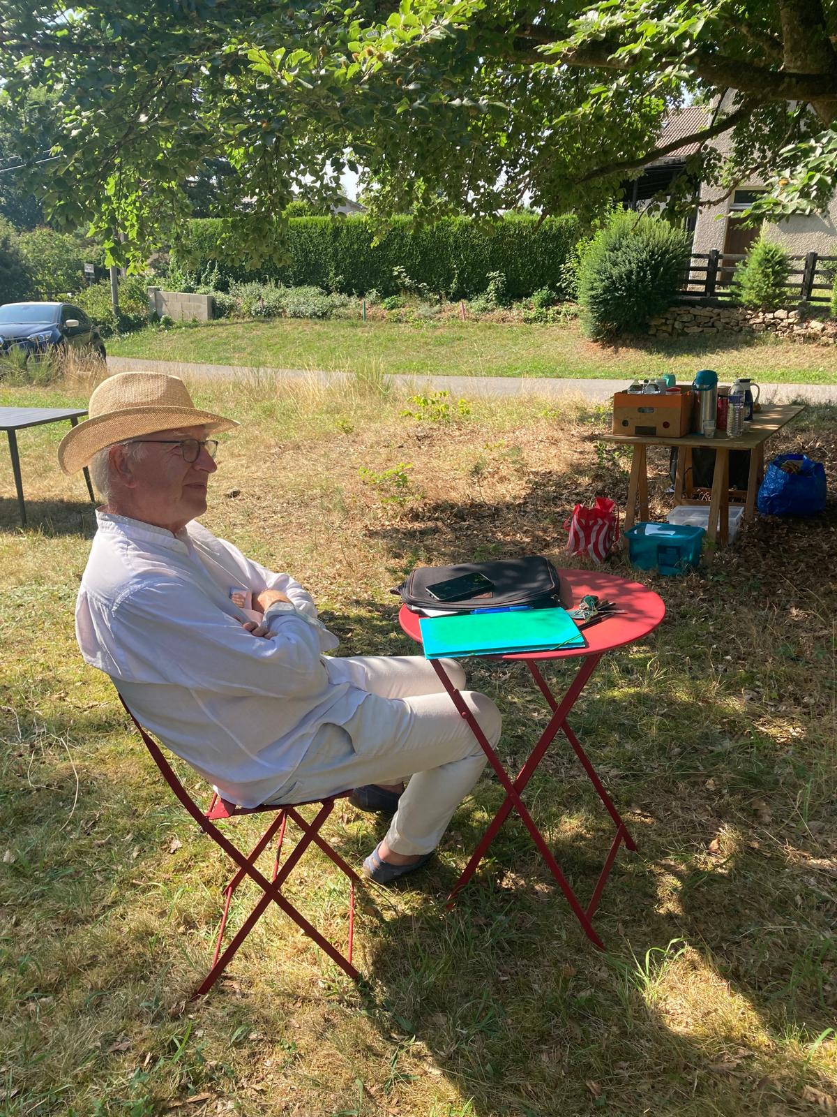 Le trésorier attendant les inscriptions