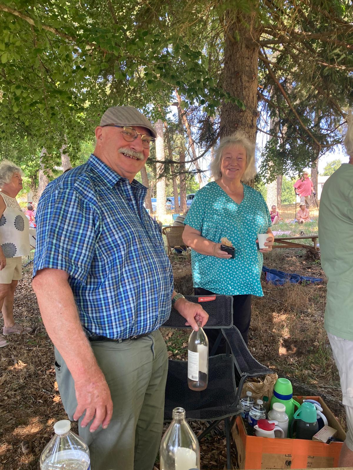 Henry tient la buvette.